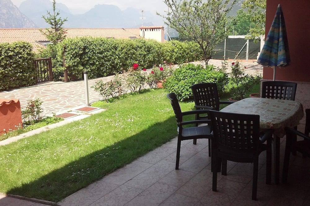 Entire apartment, Morena apartment with garden and terrace overlooking the lake, ideal for relaxation and sports in Malcesine, Garda Mountains