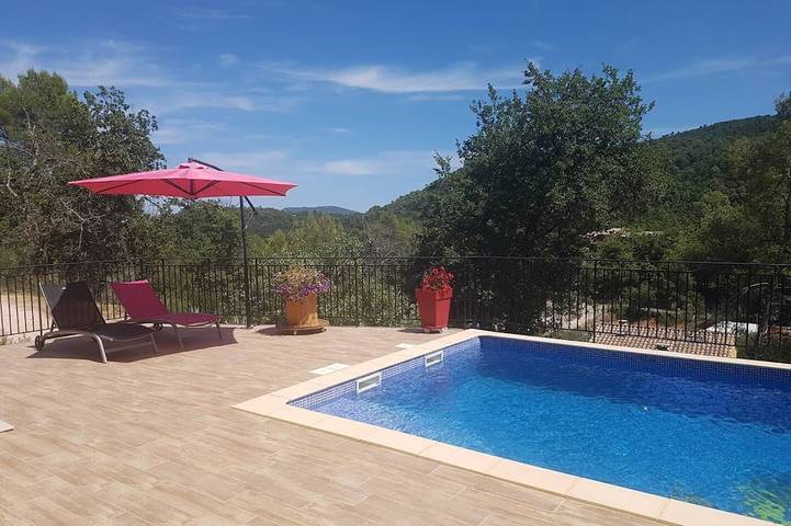 Gîte pour 4 personnes, avec Terrasse et Piscine à Néoules