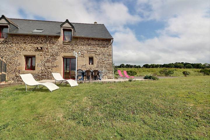 Gîte pour 8 personnes, avec Terrasse ainsi que Jardin et Vue à Bazouges-la-Pérouse