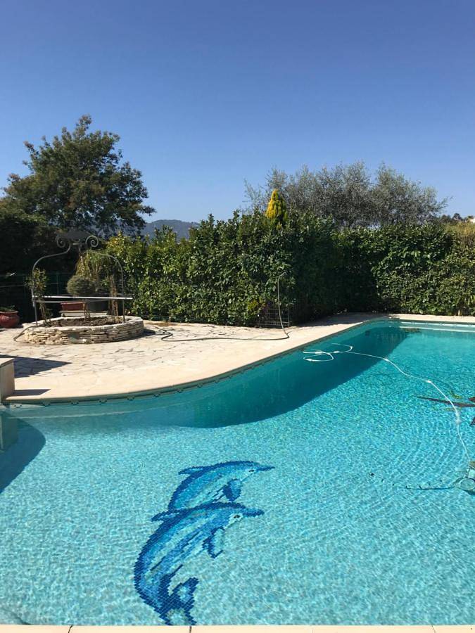 Location de vacances pour 3 personnes, avec Terrasse et Jardin ainsi que Piscine et Vue à La Roquette-sur-Siagne