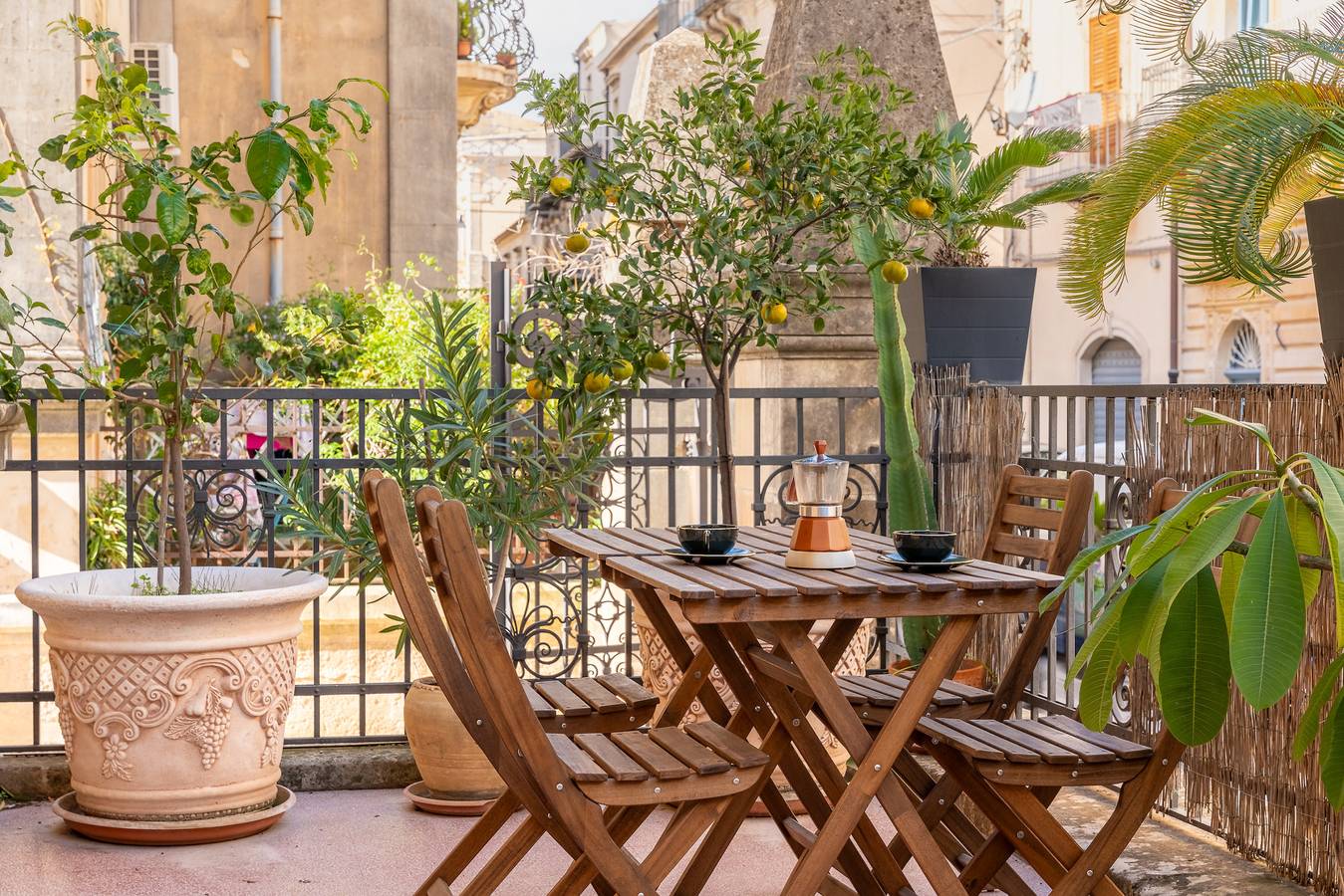 Entire apartment, Holiday apartment for 2 people with terrace in Noto, Noto region