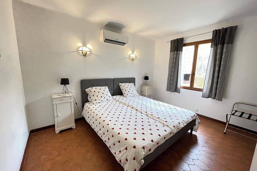 Roussillon: a house in the village centre for 4-6 with a garden & swimming pool in Roussillon, Parc naturel régional du Luberon