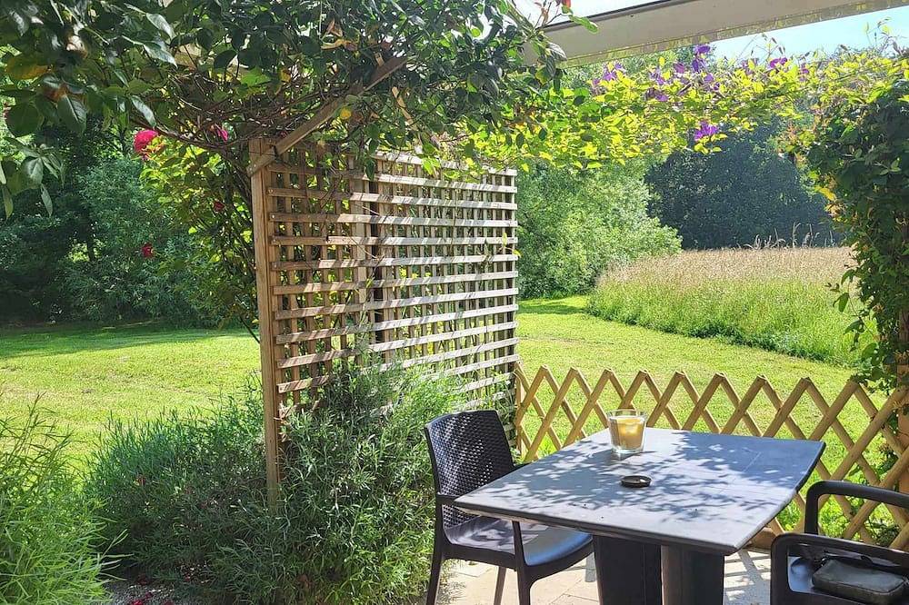 A 10 kms d Angers petite maison independante 2 personnes calme campagne in Loire-Authion, Région d'Angers