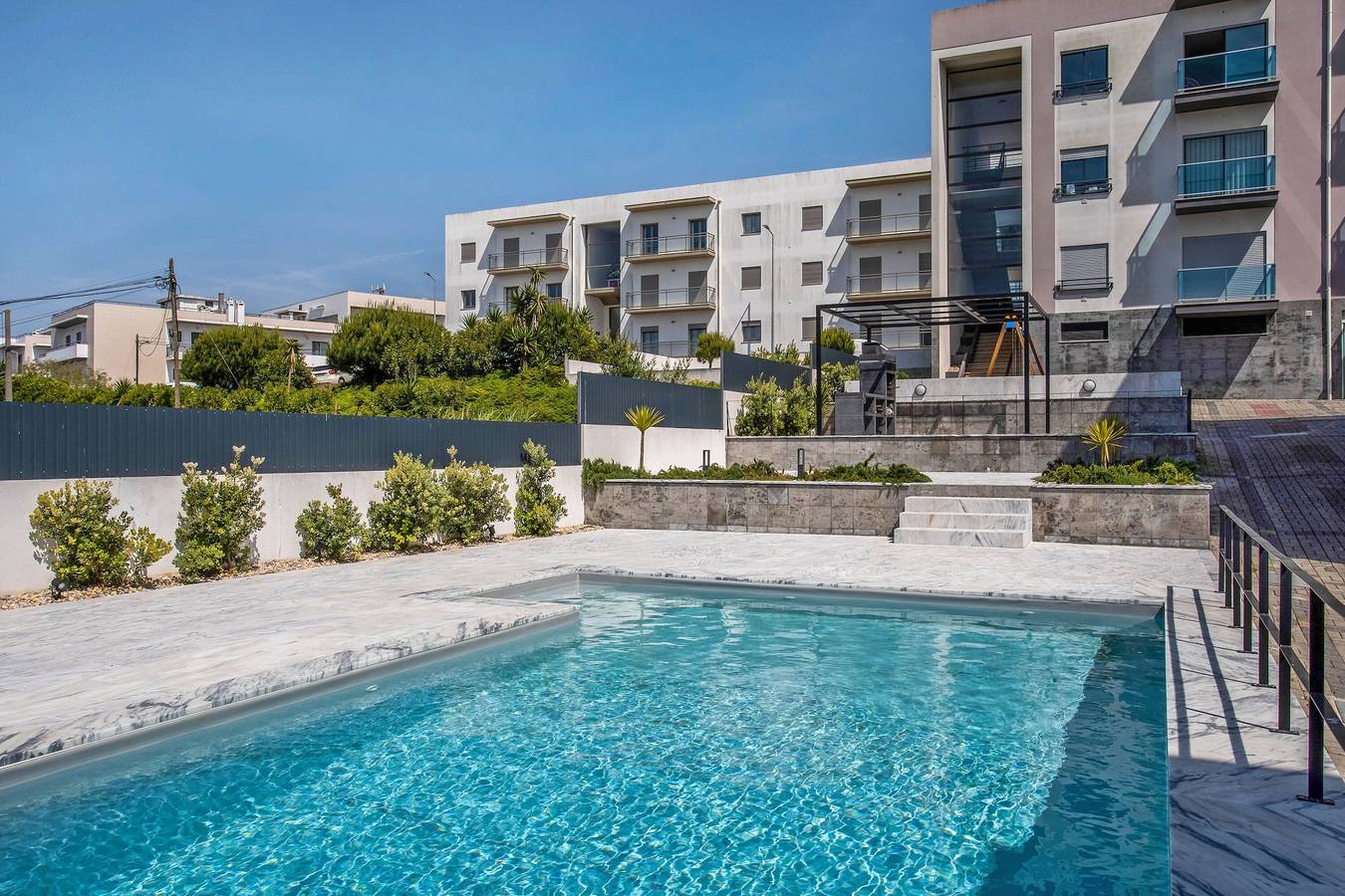 Appartamento intero, Appartamento Beach Waves Home con vista sul mare, piscina e Wi-Fi in Nazaré, Leiria District