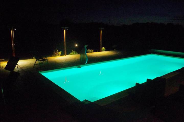 Location de vacances pour 4 personnes, avec piscine et jardin ainsi que terrasse et jacuzzi dans Caillavet