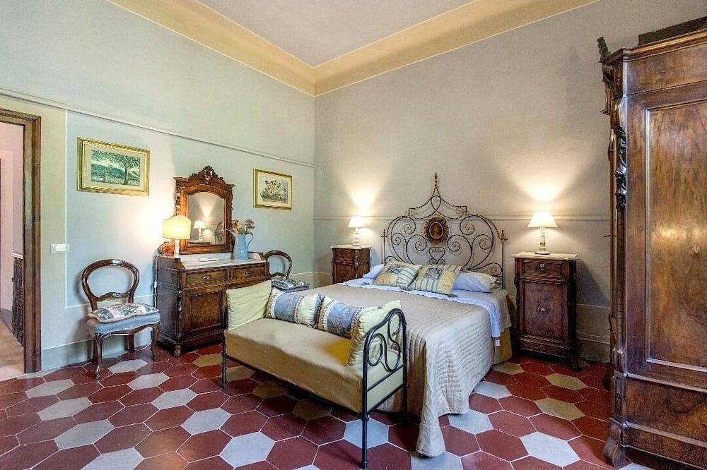 Landsvilla med stor hage omgitt av de grønne toskanske sypresser in Vicchio, Provinsen Firenze