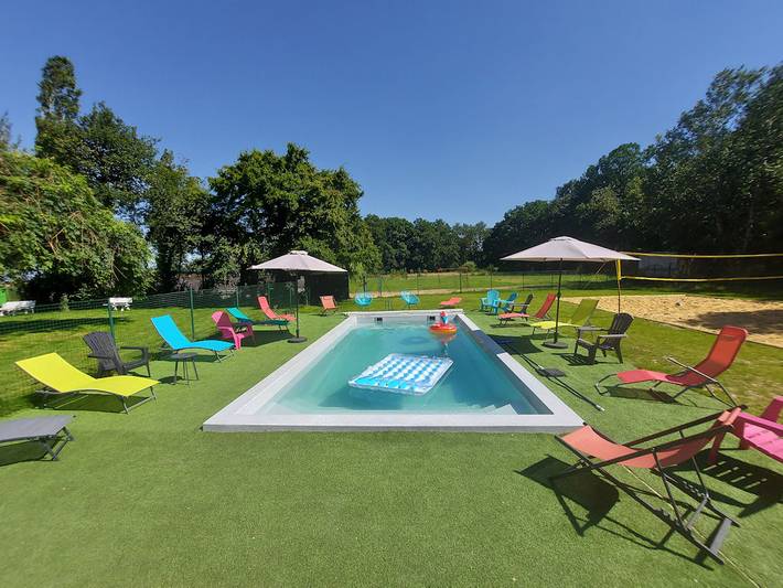 Gîte pour 30 personnes, avec Jacuzzi et Terrasse ainsi que Jardin et Piscine dans Eure-et-Loir
