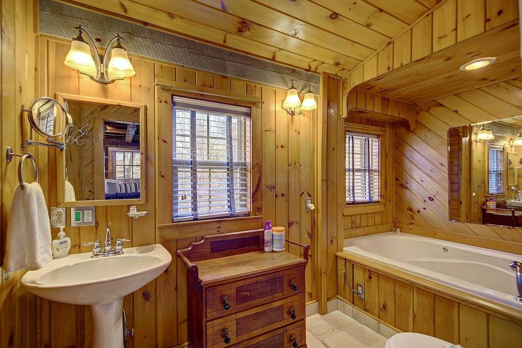 Cozy Log Cabin: 6 Mi to Great Smoky Mtns Np! in Blount County