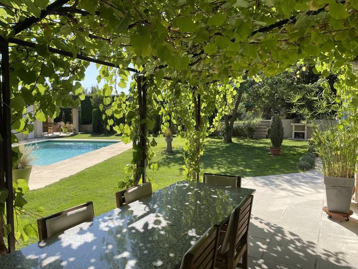 Gîte pour 7 personnes, avec terrasse ainsi que jardin et piscine