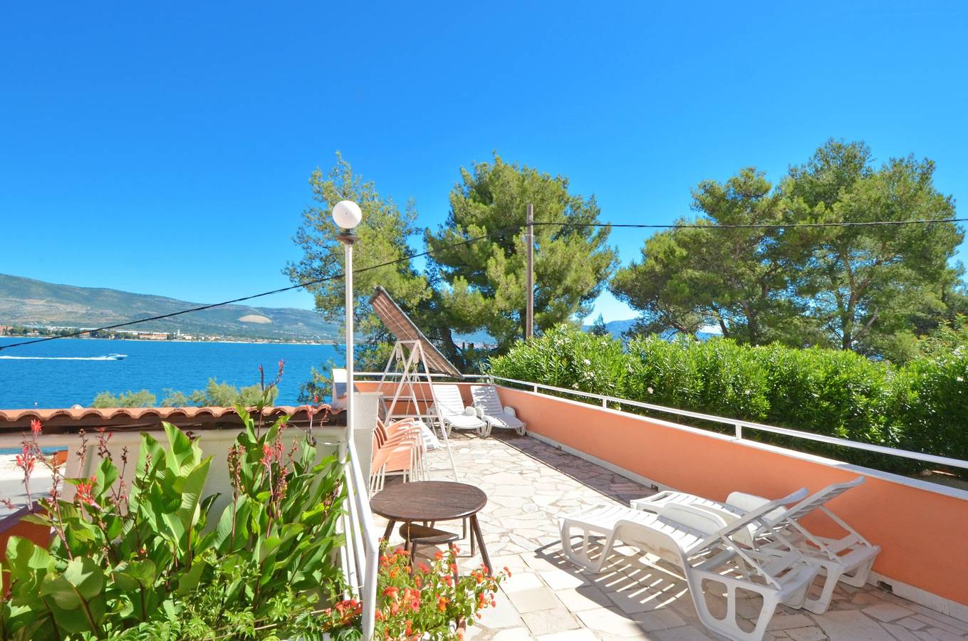 Ganze Ferienwohnung, B apartment with terrace with the sea view in Arbanija, Ciovo