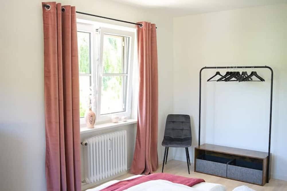 Entire apartment, New Stylish Apartment - up to 8 Guests - Terrace -bbq in Feldafing, Starnberger See