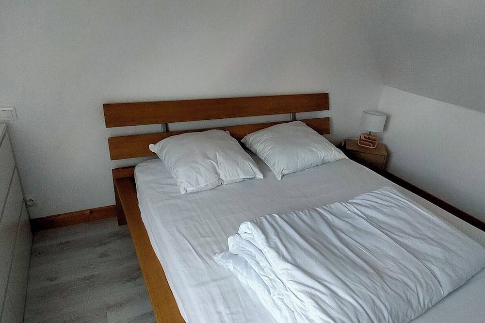 Entire apartment, Small house in quiet town center close to shops in Plomeur, Côte de Cornouaille