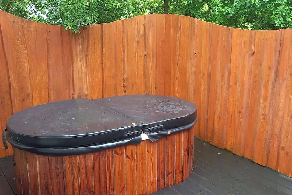 Unique Retreat Sleeps 2 with Hot Tub & Pets Ok in Glenagarriff, County Cork