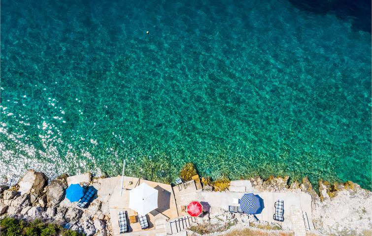 Acogedor apartamento a 1,5 km de la costa: elegante apartamento con wifi, aire acondicionado y terraza in Brsecine, Condado de Dubrovnik-Neretva