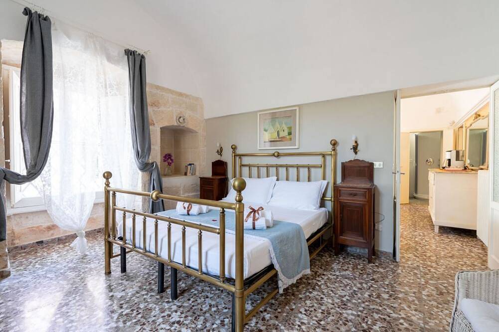 Ganze Wohnung, Guesthost - Comfortable apartment that hosts 2 people, located in an old farmhouse dating back to the 19th century, furnished with taste and meticulous recovery of the original materials. The accommodation is located in Cozzana, a quiet and verdant distr in San Bartolomeo (Bari), Monopoli