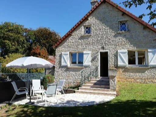 Gîte pour 4 personnes, avec vue ainsi que terrasse et jardin à Lantheuil