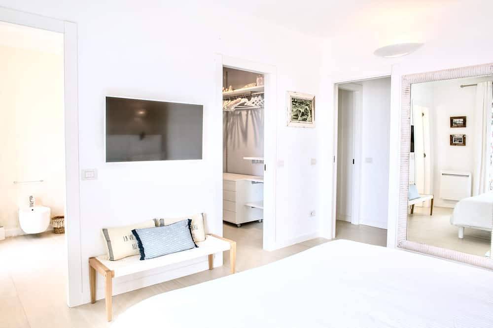 Villa Pieds dans l'eau avec plage de sable privée sur le golfe de Saint Tropez in Gassin, Région de Draguignan