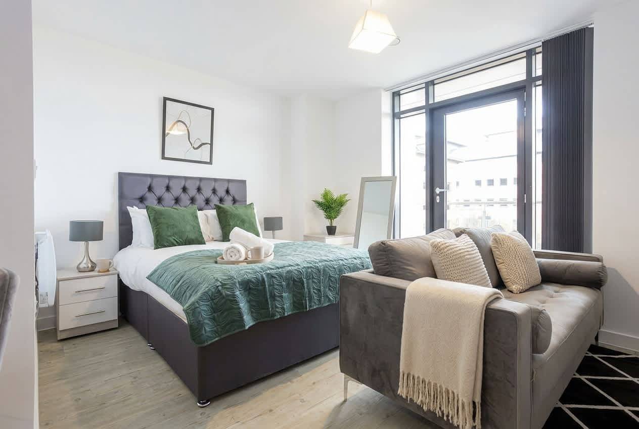 Monolocale intero, Bright Manchester Studio Apartment with Balcony in Greater Manchester