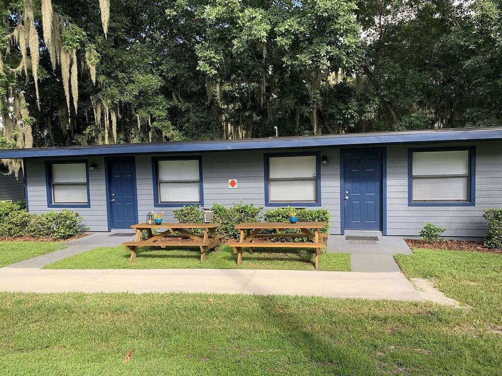 Super Cute 2Br/1Ba Cabin at beautiful lakeside campground in Lake Pierce, Zentral Florida