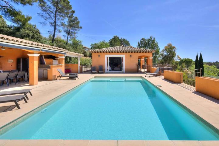 Location de vacances pour 12 personnes, avec piscine et terrasse à Flayosc