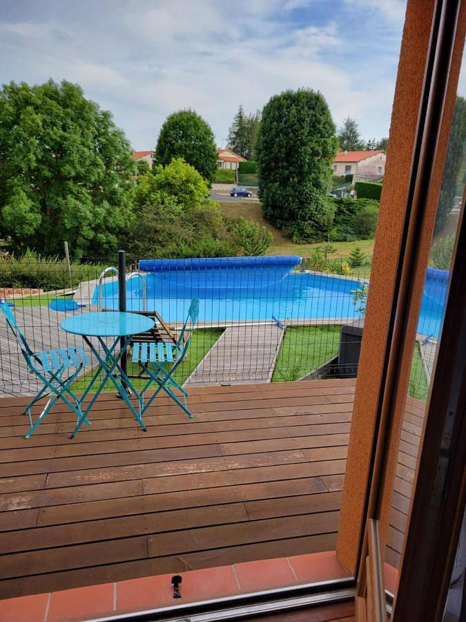 Location de vacances pour 2 personnes, avec terrasse ainsi que piscine et vue à Craponne-sur-Arzon - 3