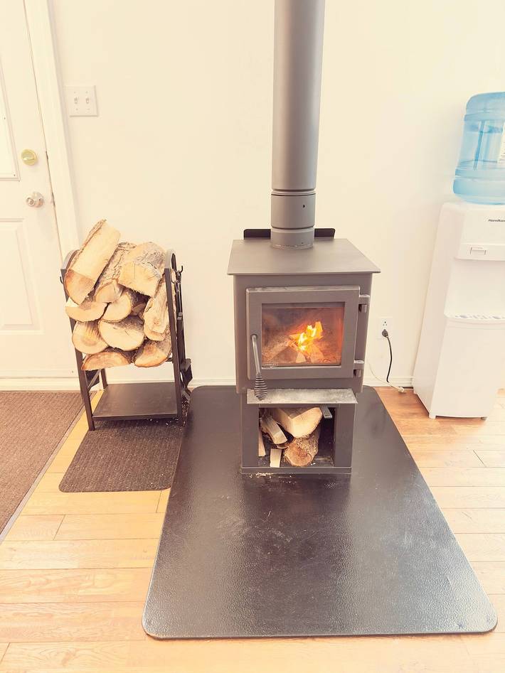 Renovated chalet for rent in front of the lake in Quebec
