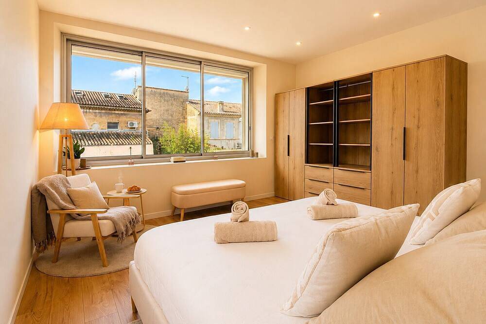 Large modern villa with pool, billiards & private parking, 5min from town center in Orange, Vaucluse