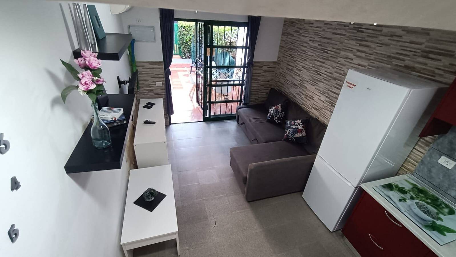 Entire apartment, Holiday Home Dunaflor Gemelo 1 with Shared Pool, Terrace & Wi-Fi in Campo Internacional, San Bartolomé de Tirajana