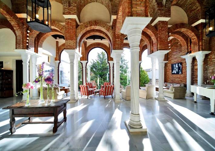 Hotel para 2 personas, con jacuzzi y piscina además de jardín y sauna en Loja - 2