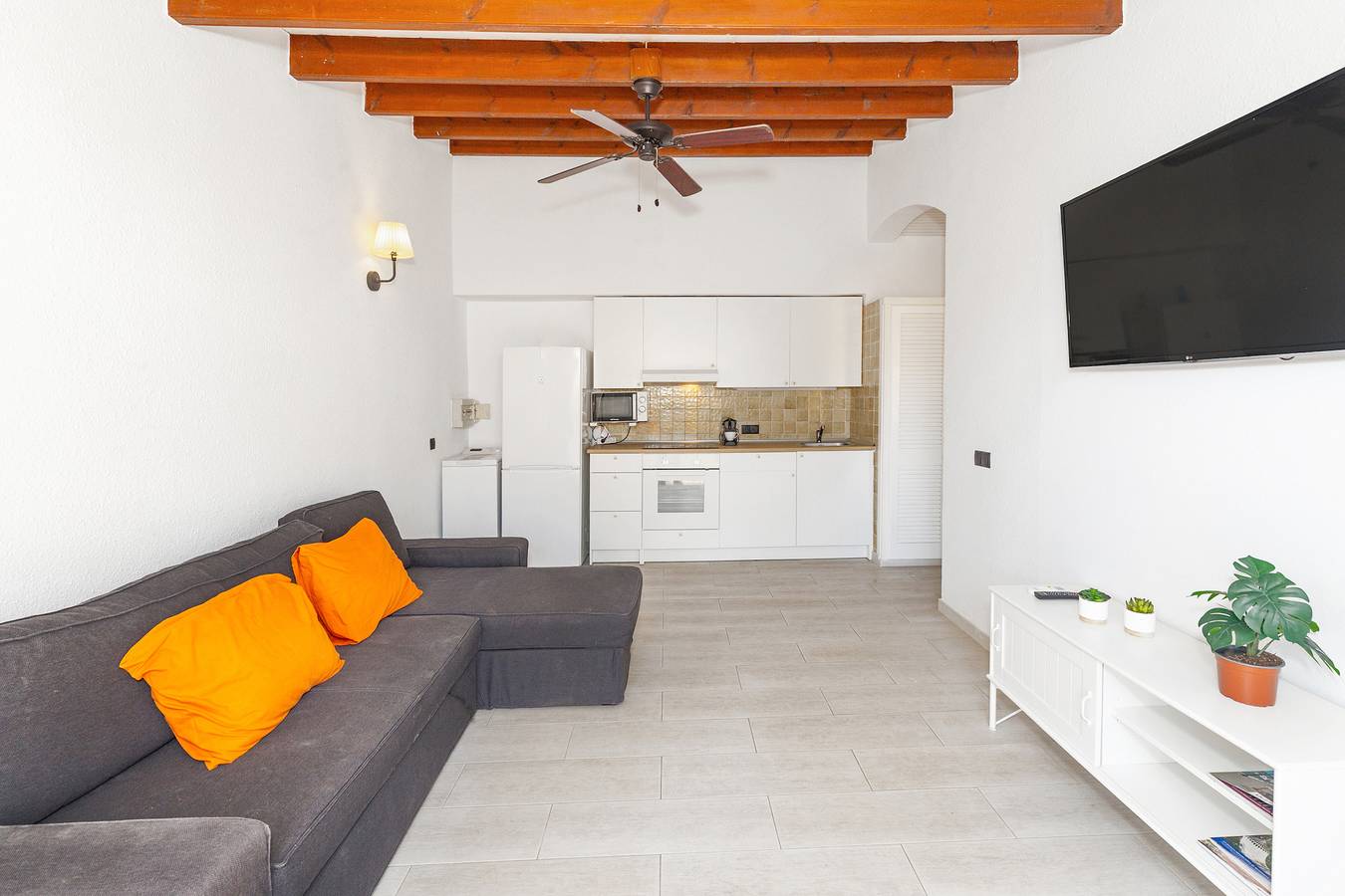 Entire apartment, Apartment 'Precioso En Ciudadela' with Private Pool, Private Terrace and Air Conditioning in Cala Blanes, Ciutadella