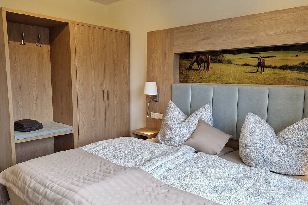 Ganze Wohnung, Idyllisch in der Landschaft liegendes Anwesen  4 Schlafzimmer und Sauna in Hillesheim, Vulkaneifel