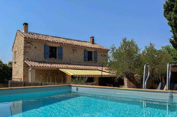 Gîte pour 6 personnes, avec jardin ainsi que piscine et terrasse