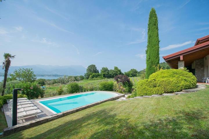 Villa per 10 persone, con Balcone e Terrazza nonché Giardino e Piscina a Manerba del Garda