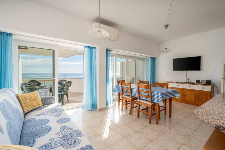 Entire apartment, Apartment 'Apartamento Vista Mar' with Sea View, Wi-Fi and Air Conditioning in Praia da Rocha, Portimão