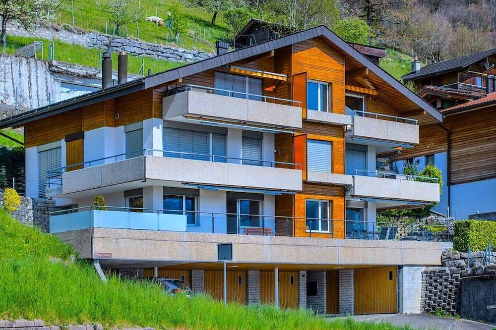 Entire apartment, Swisshut Stunning Views Alps & Lake - Apart. Carpe Diem in Sigriswil, Lake Thun
