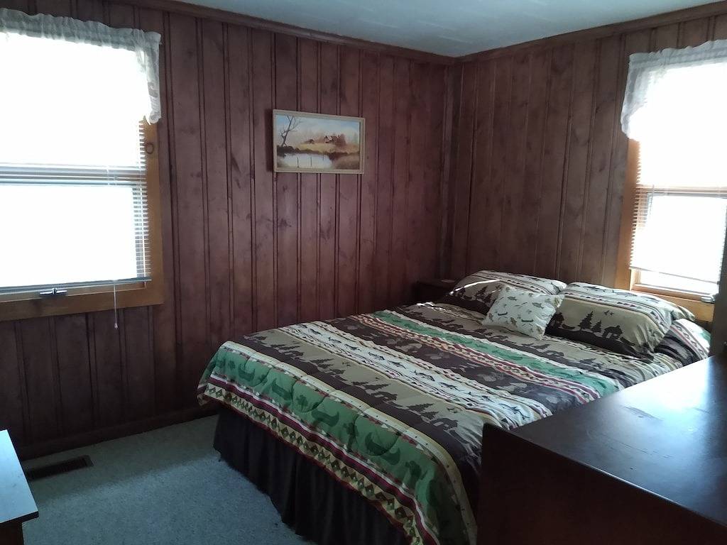 Up North getaway - short walk to lake in Hubbard Lake, Alcona County