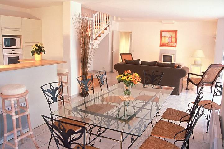 Location de vacances pour 8 personnes, avec piscine dans Golf de la Méjanne - 3