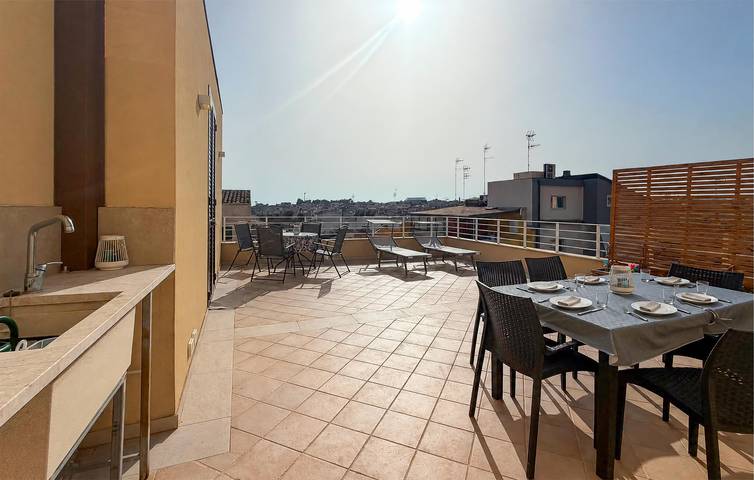 Cozy Apartment with Terrace 400m from Raganzino Beach in Pozzallo, Ragusa Province