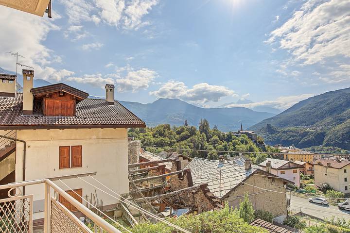 Hel lejlighed, Casa Zio Zeffy Apartment with Mountain View Balcony and Shared Garden in Châtillon (By), Comune di Châtillon