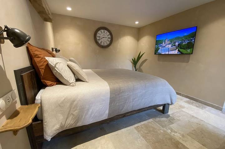 Alojamiento y desayuno para 4 personas, con terraza y jacuzzi además de jardín y piscina - 1