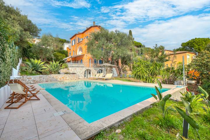 Villa pour 8 personnes, avec terrasse et sauna ainsi que vue sur l’océan et piscine à Roquebrune-Cap-Martin