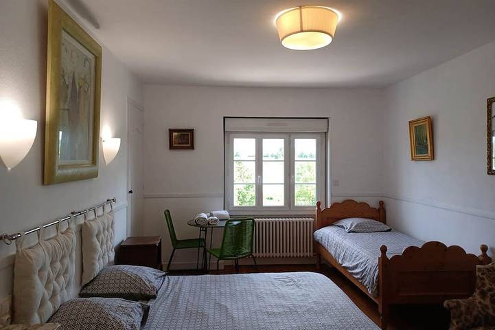 Location de vacances pour 18 personnes, avec terrasse et jardin, animaux acceptés à Guillon - 4