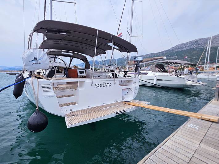 Boat for 6 people, with hot tub in England