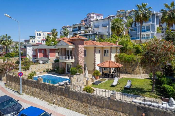Villa pour 12 personnes, avec piscine ainsi que vue et jardin, animaux acceptés à Alanya