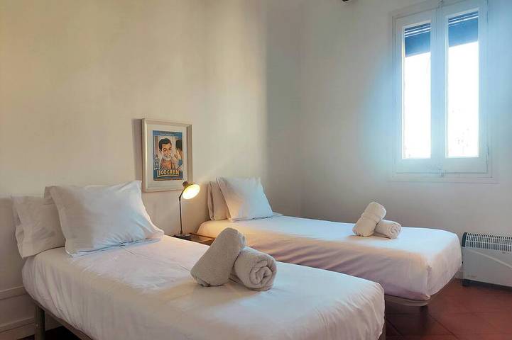 Entire apartment, Sunny, Central & Tranquil. 1br. Plaça Catalunya Rb in Barcelona Centre, Barcelona