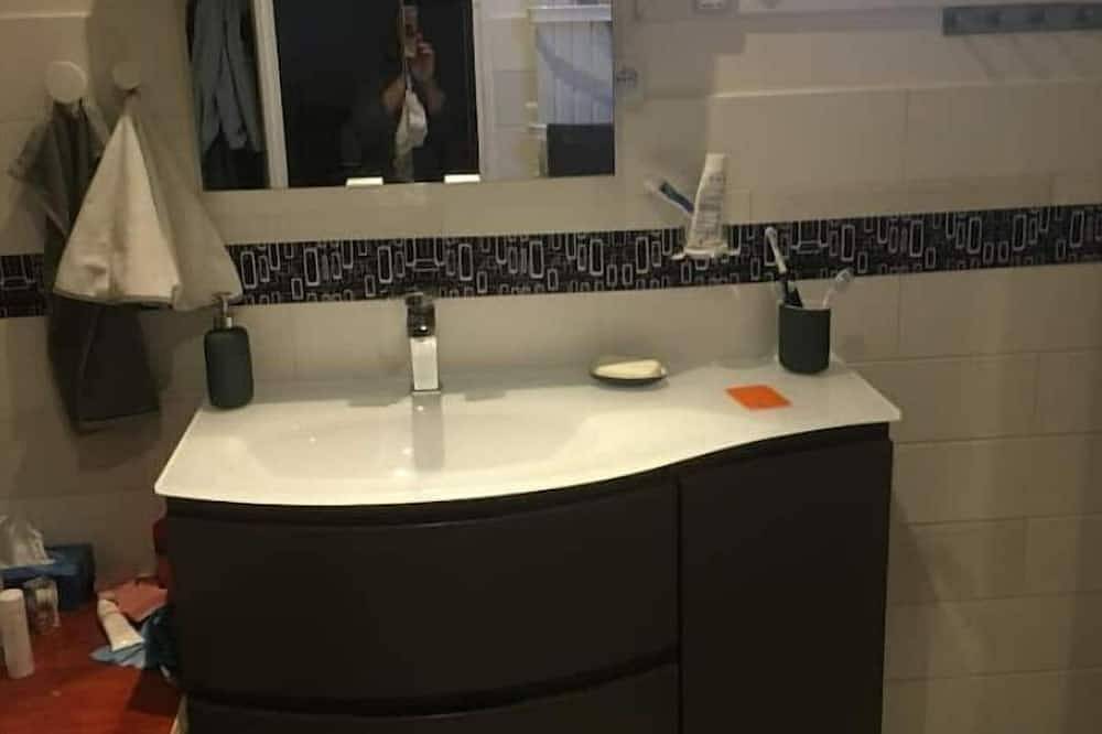 Villa 100m²+ Piscine Sécurisée Avec Cuisine D'été in Saint-Paul-et-Valmalle, Región de Lodève
