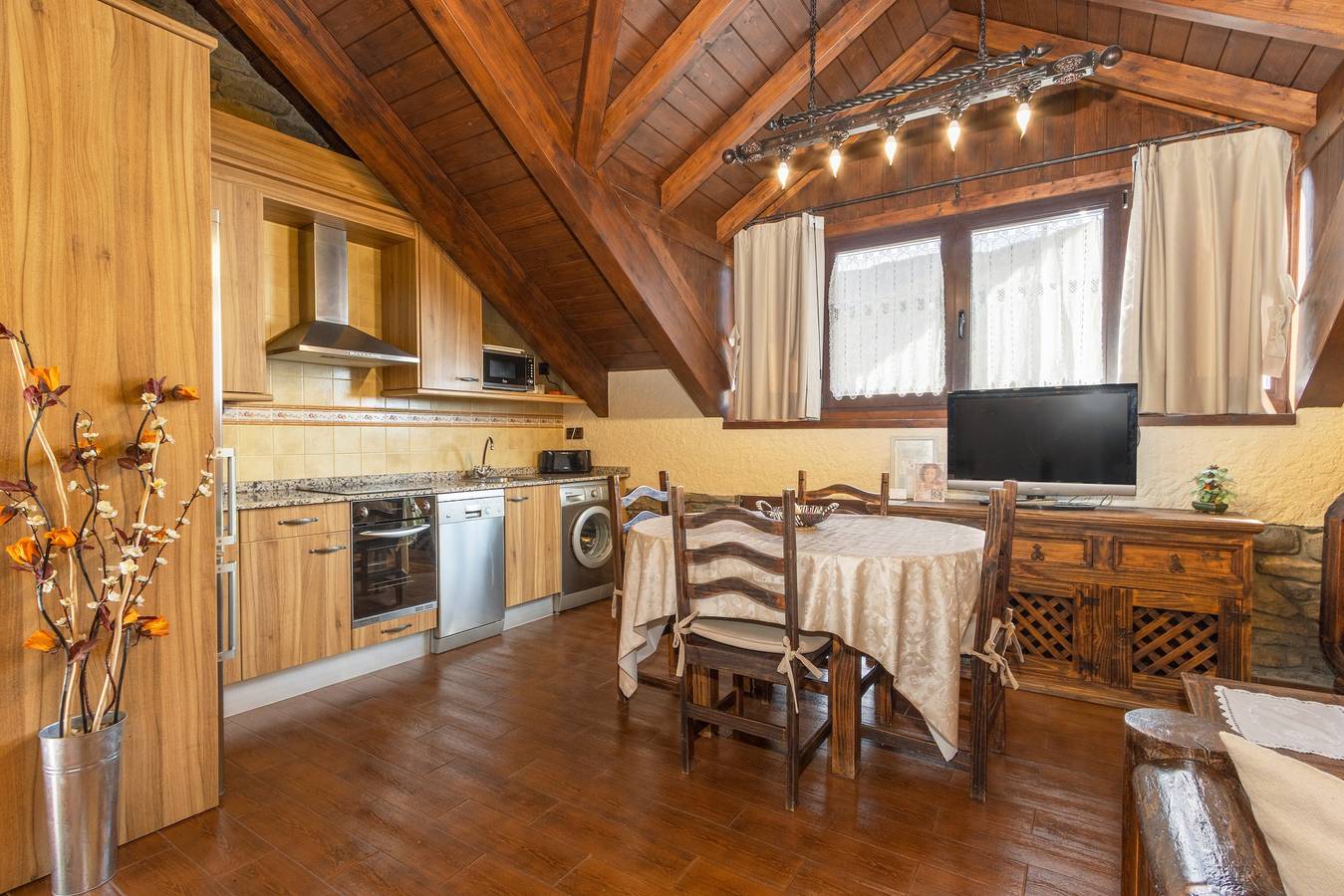 Apartamento 'Cambolino' con vistas a la montaña, terraza privada y Wi-Fi in Fiscal, Pirineo Aragonés