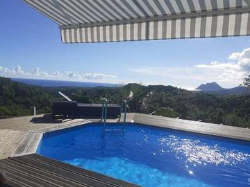 Chambre d’hôte pour 3 personnes, avec piscine et vue ainsi que jardin et terrasse, animaux acceptés à Rivière-Salée