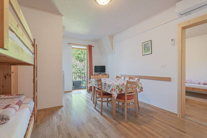 Ganze Wohnung, Pivka Apartment With 2 Balconies in Innerkrain-Karst