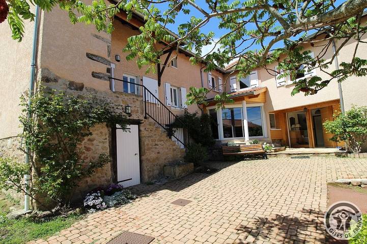 Gîte pour 4 personnes, avec terrasse et jardin ainsi que piscine et vue dans Rhône - 2